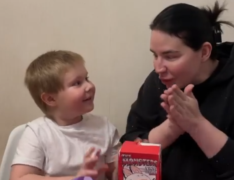 Саша Черно сделала распаковку подарков для Стефана от подписчиков