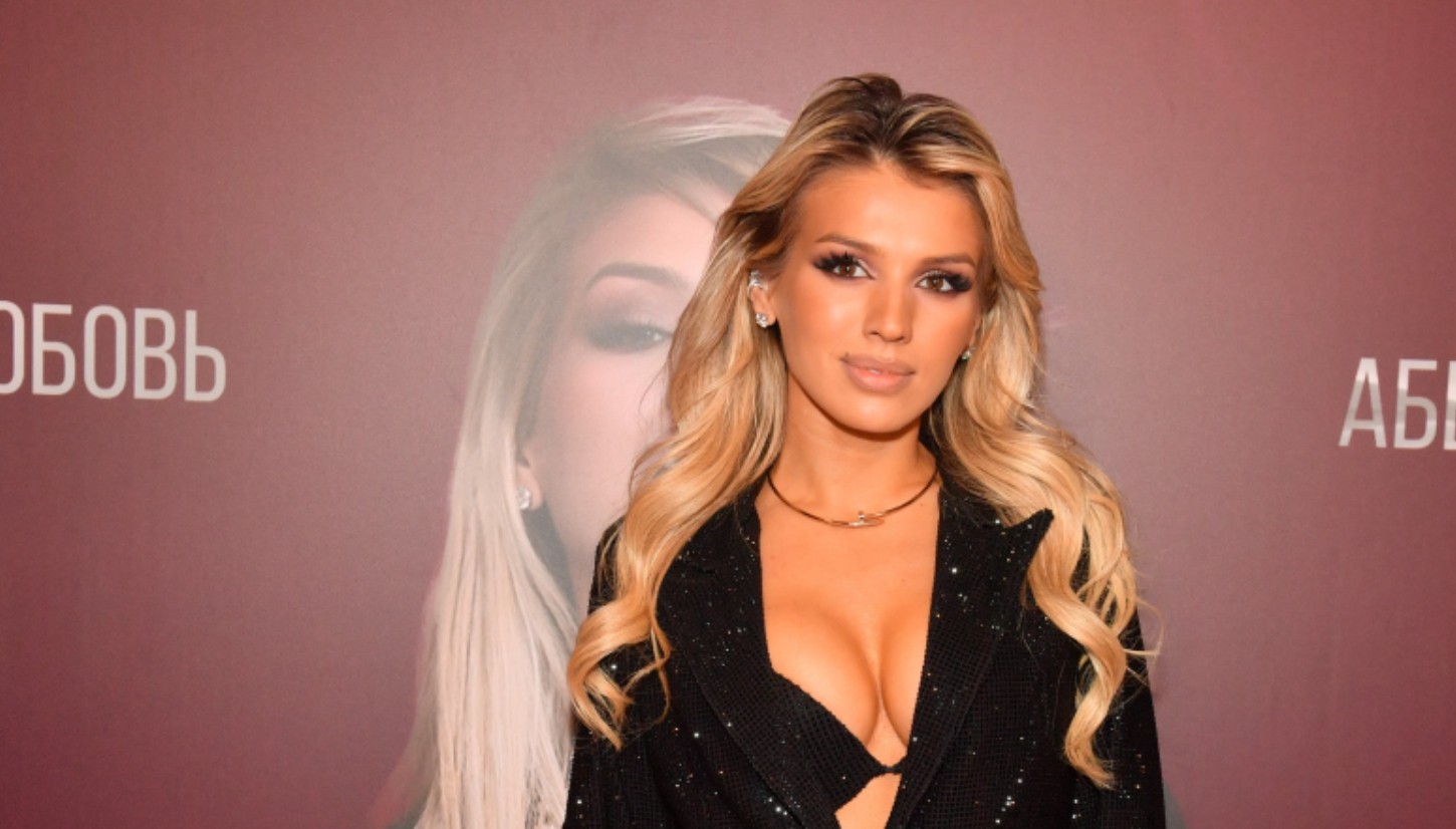 Люся Чеботина полуголой появилась на творческом вечере Ильи Резника