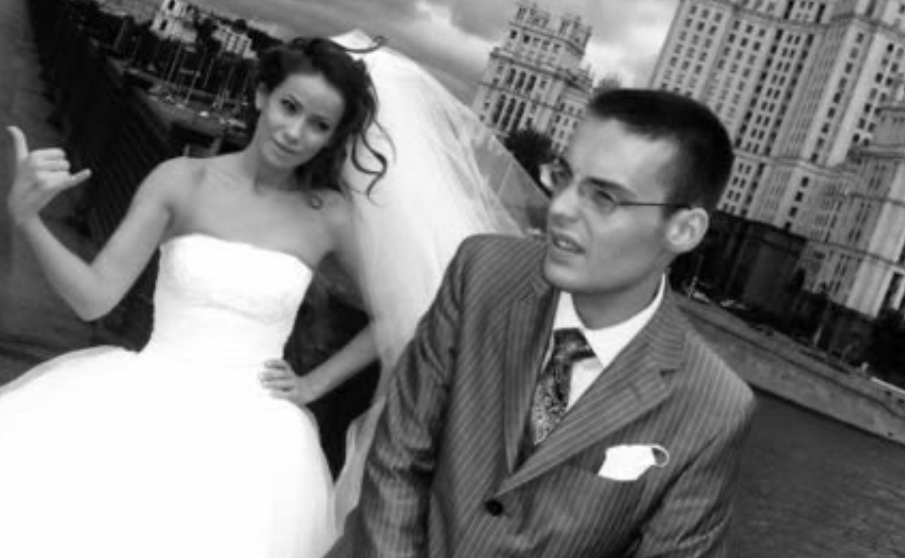 Айза Долматова озвучила причину своей дружбы с бывшим мужем