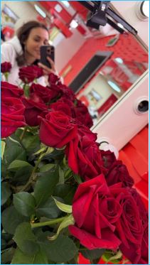 Выяснилось, что Елене Тепловодской подарил цветы Иван Китаев, чтобы позлить Яббарова