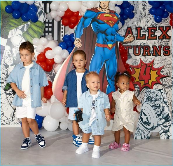 Мэри Кулешова рада побывать с дочкой на дне рождения сына Кати Жужи Мэри Кулешова рада побывать с дочкой на дне рождения сына Кати Жужи