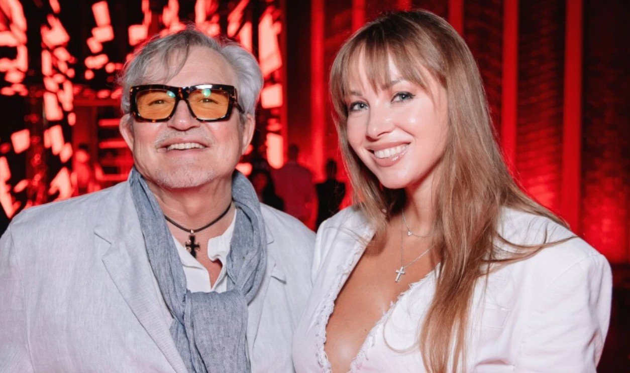 Дмитрий Дибров хочет лишить бывшую жену возможности пользоваться его фамилией Дмитрий Дибров хочет лишить бывшую жену возможности пользоваться его фамилией