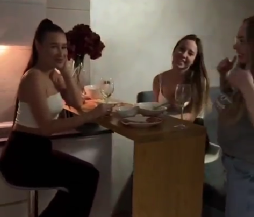 Дмитрий Луковкин в своей берлоге приютил Дорожкину с подругами