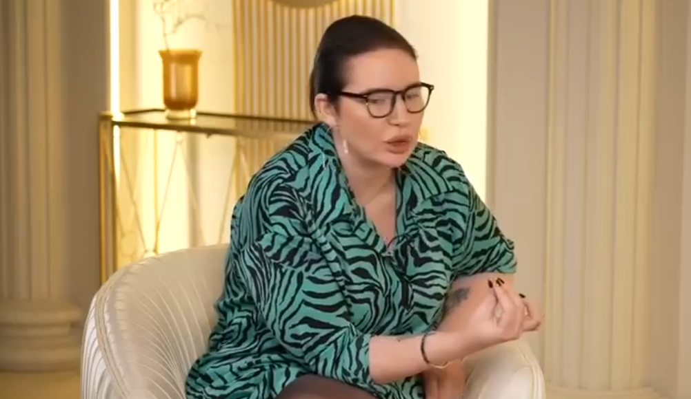 Саша Черно призналась, что выпивает из-за того, что у ребенка аутизм