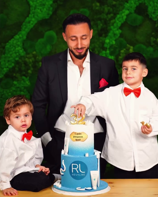 Арай Чобанян отмечает 33-летие с двумя сыновьями