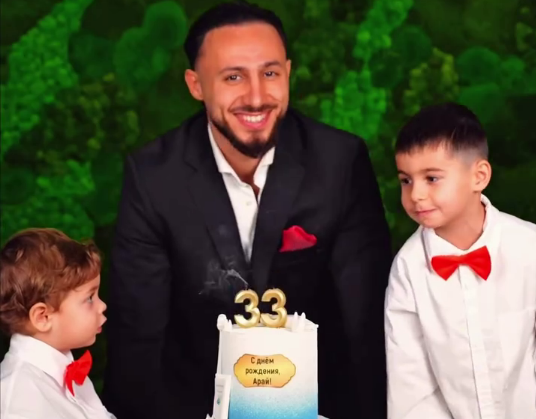 Арай Чобанян отмечает 33-летие с двумя сыновьями Арай Чобанян отмечает 33-летие с двумя сыновьями