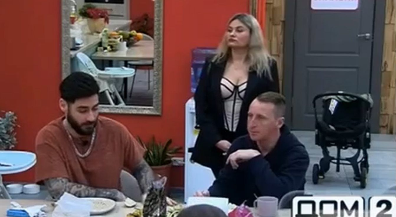 Артём Гавришов встал на колени перед Вероникой Гракович Артём Гавришов встал на колени перед Вероникой Гракович