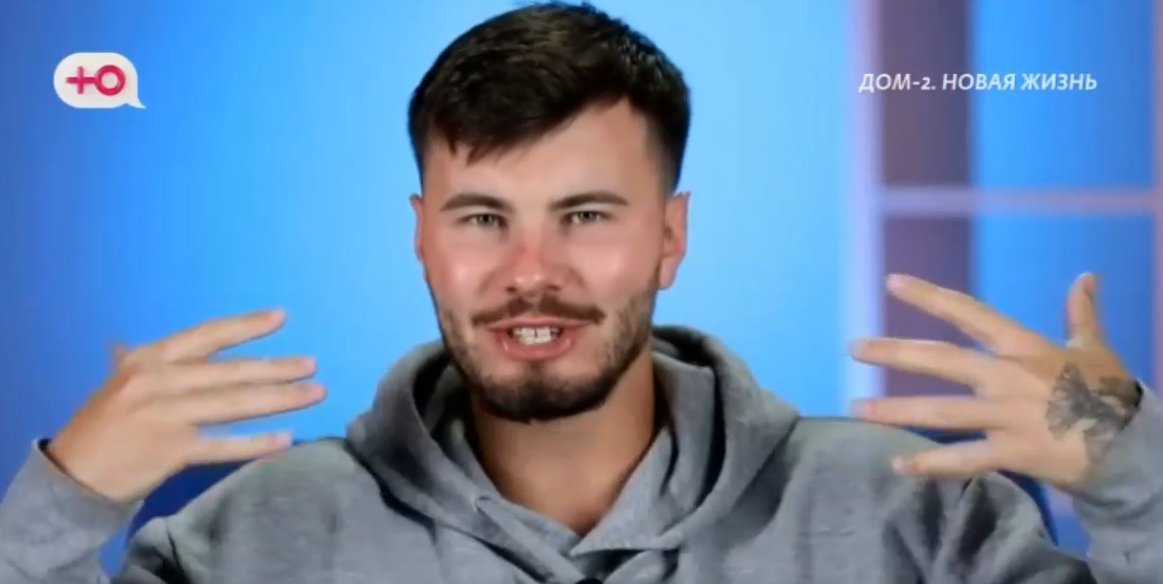 Сергей Хорошев подрабатывает зазывалой в стриптиз-клубе Сергей Хорошев подрабатывает зазывалой в стриптиз-клубе