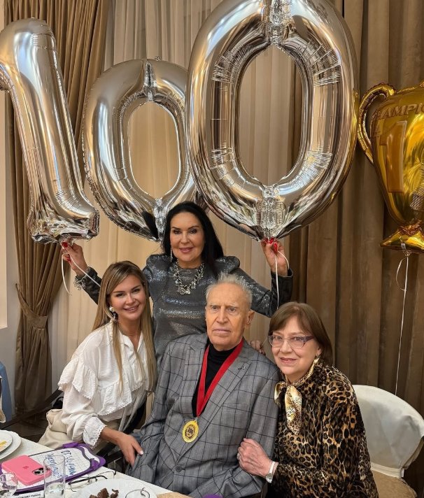 Марина Африкантова поздравила дедушку со 100-летием