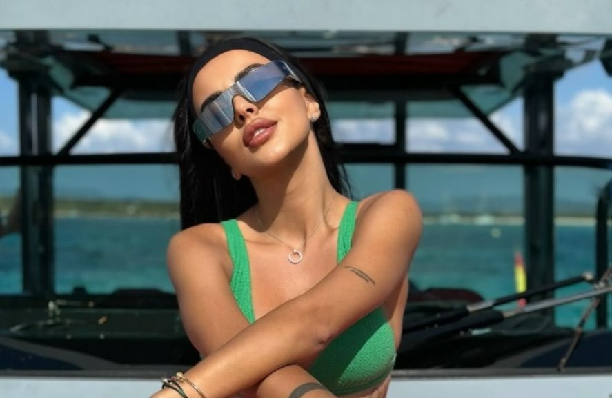 Кристина Бухынбалтэ бесплатно раздаёт свои вещи Кристина Бухынбалтэ бесплатно раздаёт свои вещи