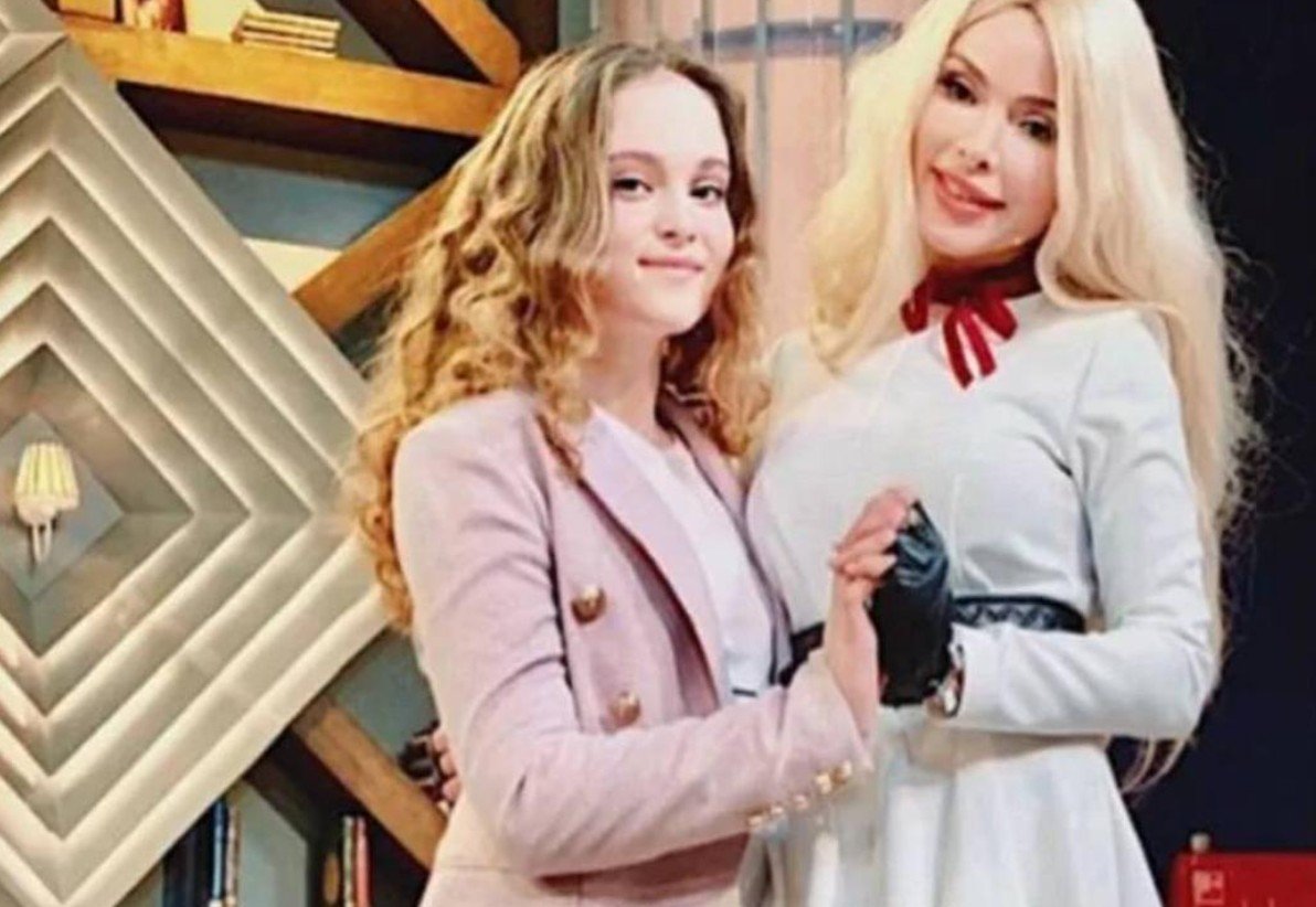 Приемная дочь Алены Кравец требует с нее 600 миллионов рублей