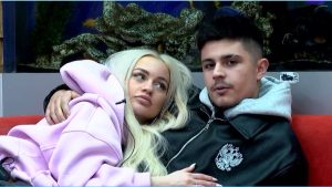 как Рахимова относится к Гуранде серьезно, он же дурачится с нею