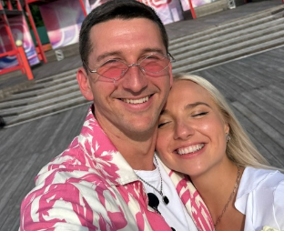 Дима Луковкин с состраданием смотрит на метания Насти Филипповой Дима Луковкин с состраданием смотрит на метания Насти Филипповой