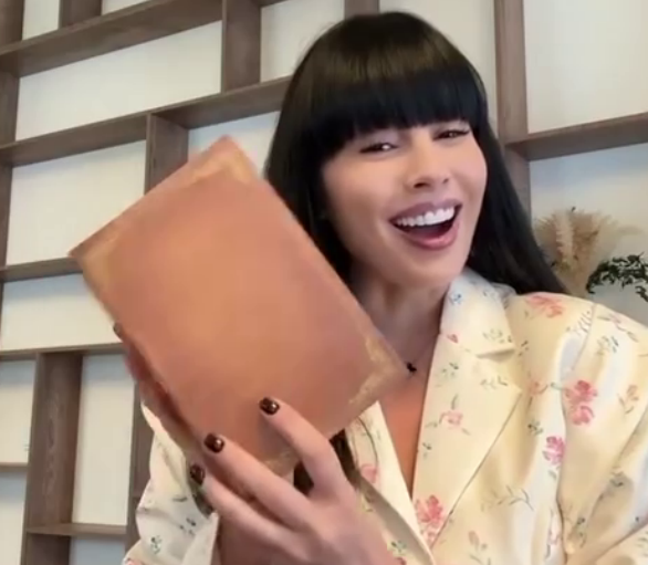 Нелли Ермолаева исполнила свою мечту о семейной библиотеке