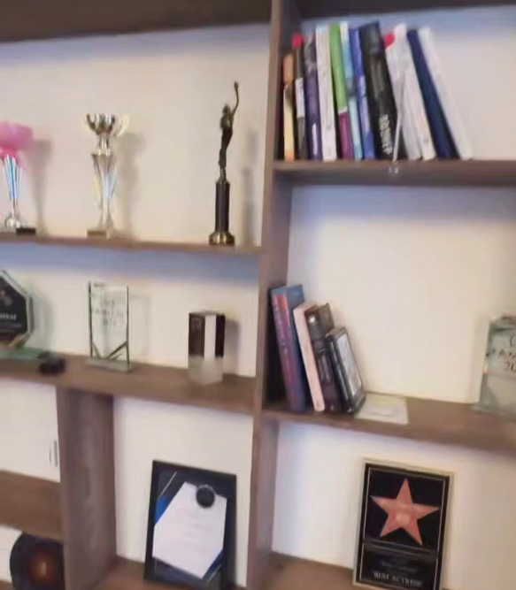 Нелли Ермолаева исполнила свою мечту о семейной библиотеке