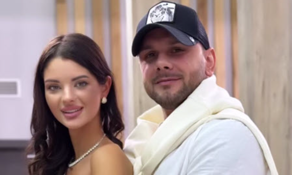 Анна Самонина собирает чемоданы из-за ссоры с мужем Максимом Евстроповым Анна Самонина собирает чемоданы из-за ссоры с мужем Максимом Евстроповым