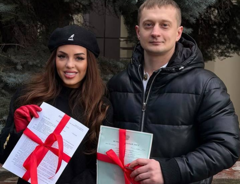 Юлия Ефременкова поздравила Мондезира с Новым годом - долг 400 тысяч рублей по алиментам Юлия Ефременкова поздравила Мондезира с Новым годом - долг 400 тысяч рублей по алиментам