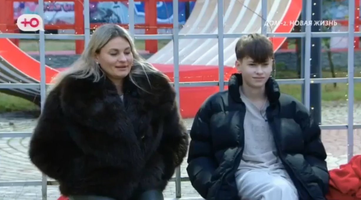 Виктория Салибекова забрала у брата подарки и не даёт ему деньги