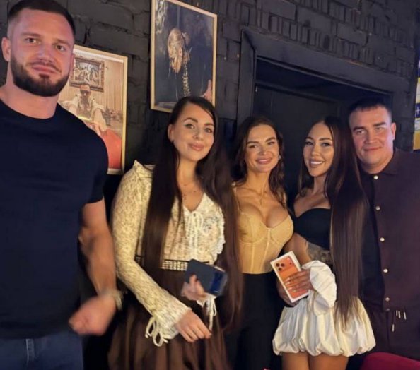 Алёна Рапунцель отметила 29 лет в кругу семьи Алёна Рапунцель отметила 29 лет в кругу семьи