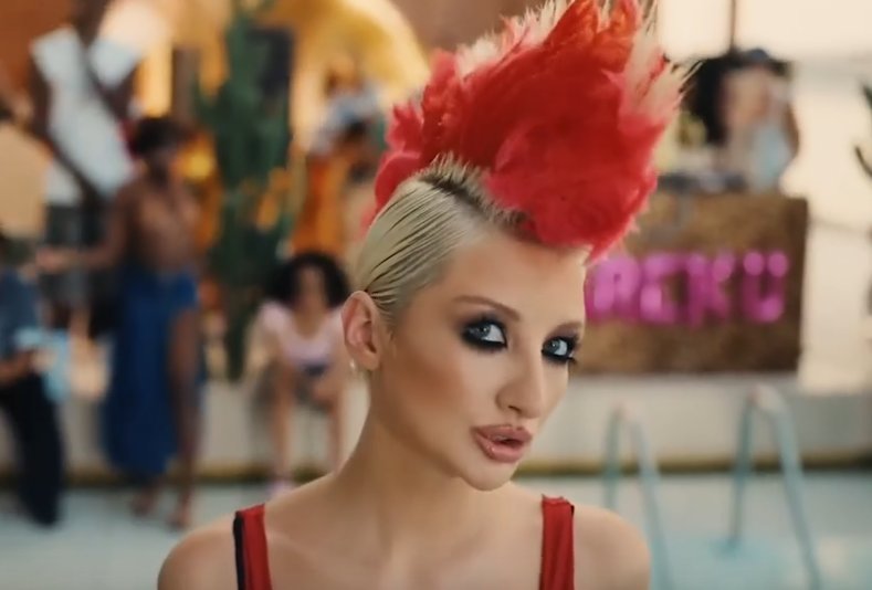 Марго Овсянникова плачет от счастья - она стала ведущей канала Музыка Первого