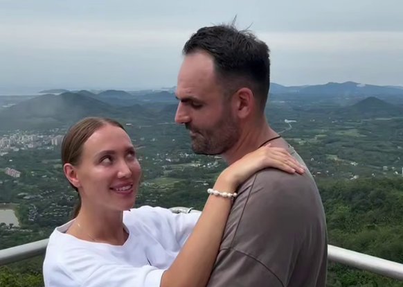 Лиза Полыгалова полетела в Новокузнецк к родителям с женихом Лиза Полыгалова полетела в Новокузнецк к родителям с женихом