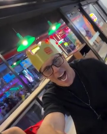 Евгений Кузин отмечает день рождения с Барзиковым в Таиланде