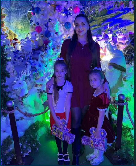 Ольга Рапунцель побывала с дочками на киноёлке