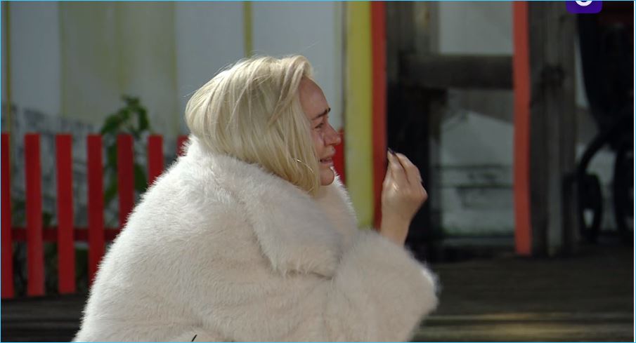 Истерика Элины Рахимовой в эфире не вызвала сочувствия зрителей Дома 2 Истерика Элины Рахимовой в эфире не вызвала сочувствия зрителей Дома 2