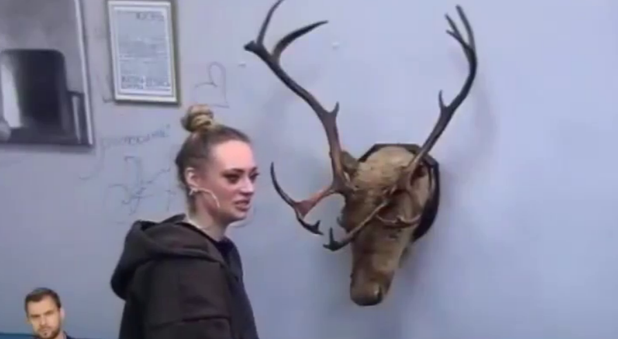 Ксения Карпова запрыгнула на Женю Сидорова, причинив Альберту Граковичу боль