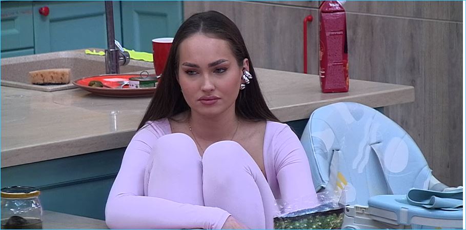 Стало известно, что Тигран Салибеков запрещает ночевать в своей квартире жене и сыну Леончику