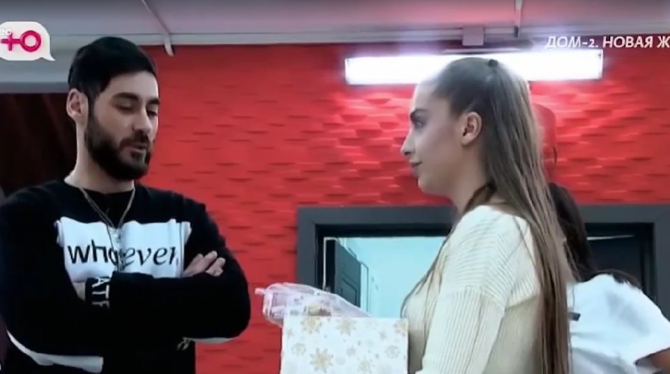 Квашникова получила от Григорьева вместо новогоднего подарка эклеры Квашникова получила от Григорьева вместо новогоднего подарка эклеры