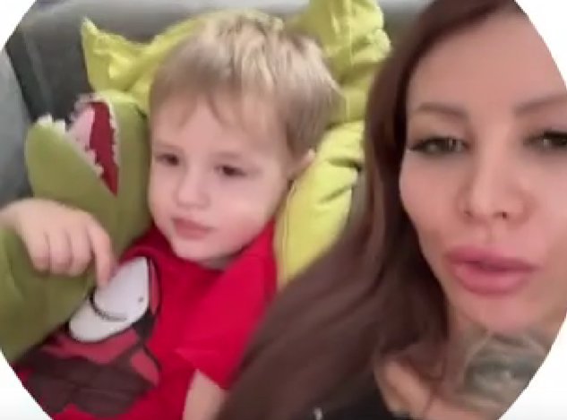 Клавдия Безверхова переехала от Романа Шкуро к своей маме и бабушке