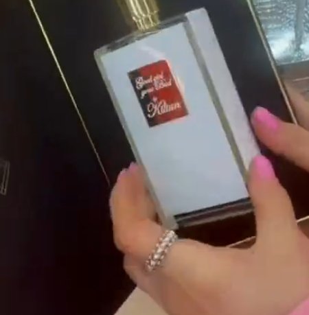 Элина Рахимова вместе с букетами получает от поклонников дорогие украшения