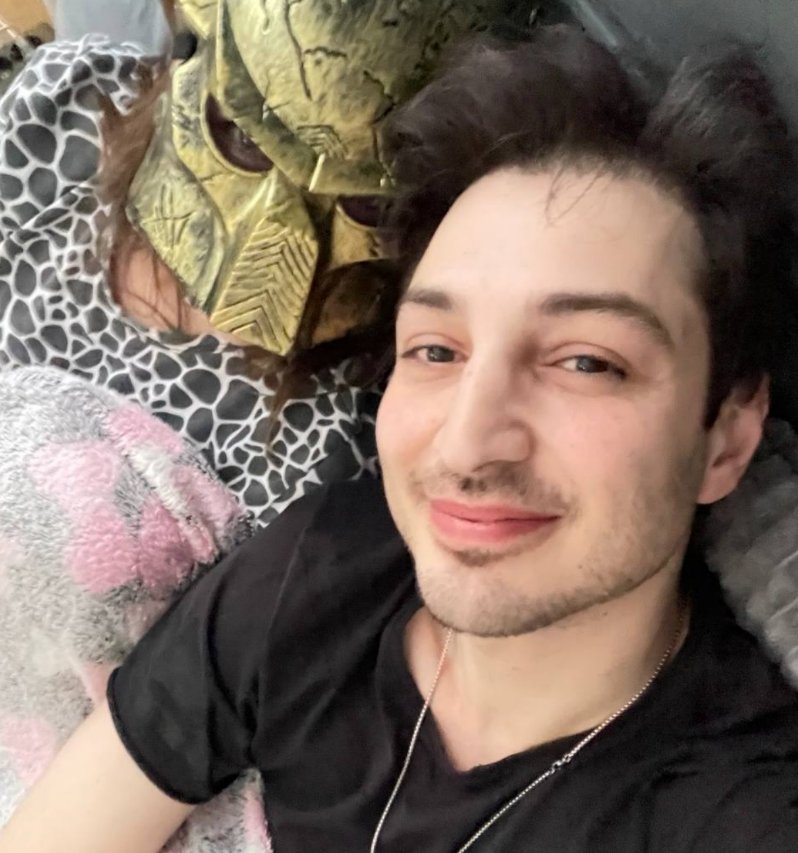 Иосиф Оганесян продолжает скрывать лицо своей девушки