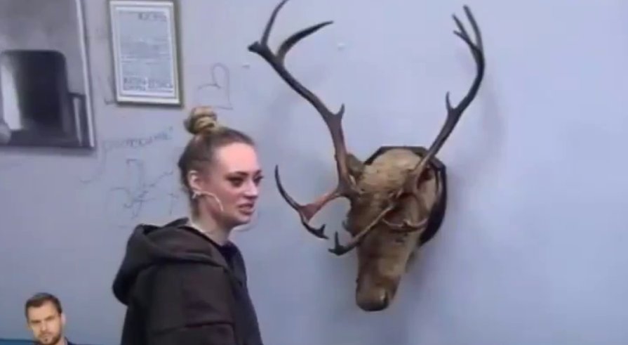 Ксения Карпова запрыгнула на Женю Сидорова, причинив Альберту Граковичу боль Ксения Карпова запрыгнула на Женю Сидорова, причинив Альберту Граковичу боль