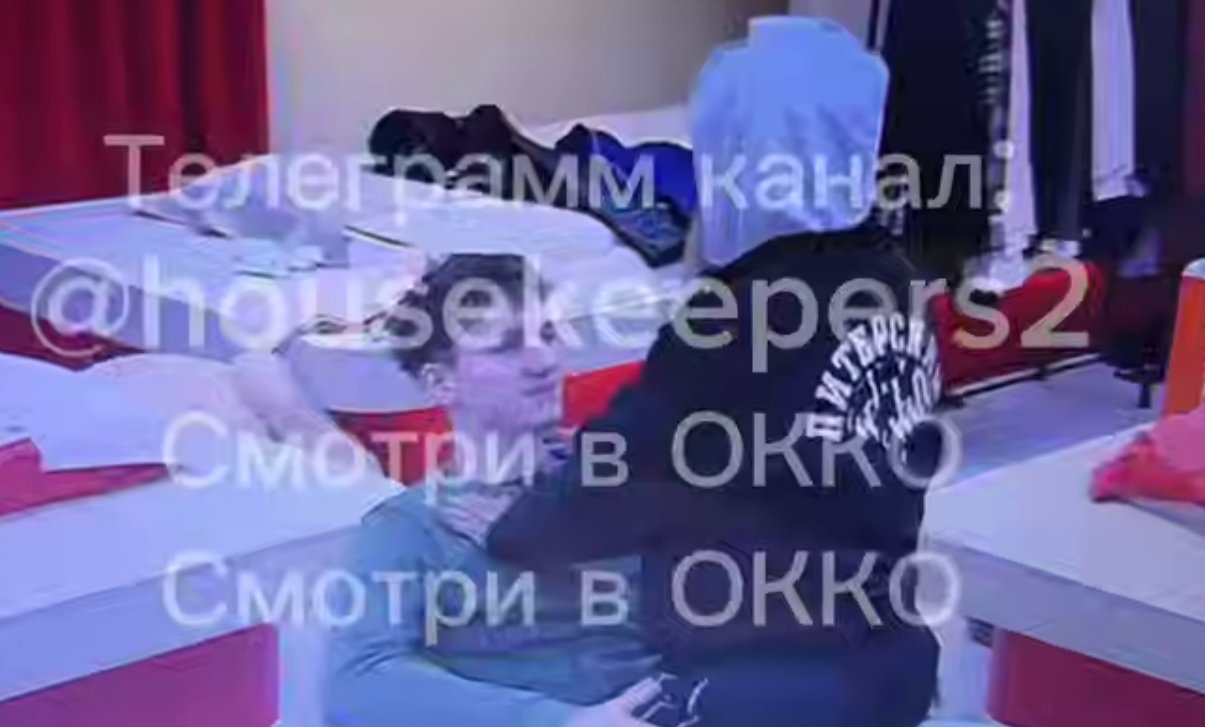 Ксения Карпова запрыгнула на Сидорова, причинив Альберту Граковичу боль