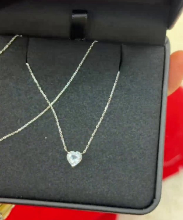 Элина Рахимова вместе с букетами получает от поклонников дорогие украшения