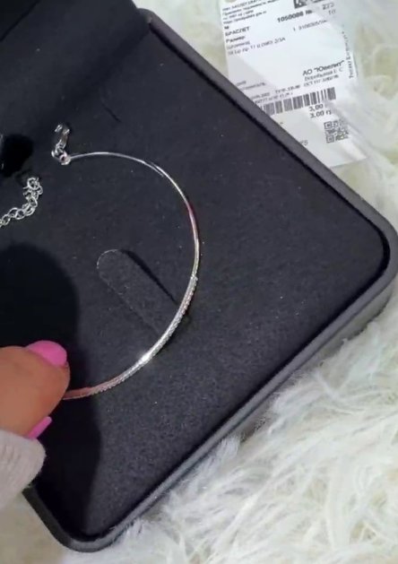 Элина Рахимова вместе с букетами получает от поклонников дорогие украшения