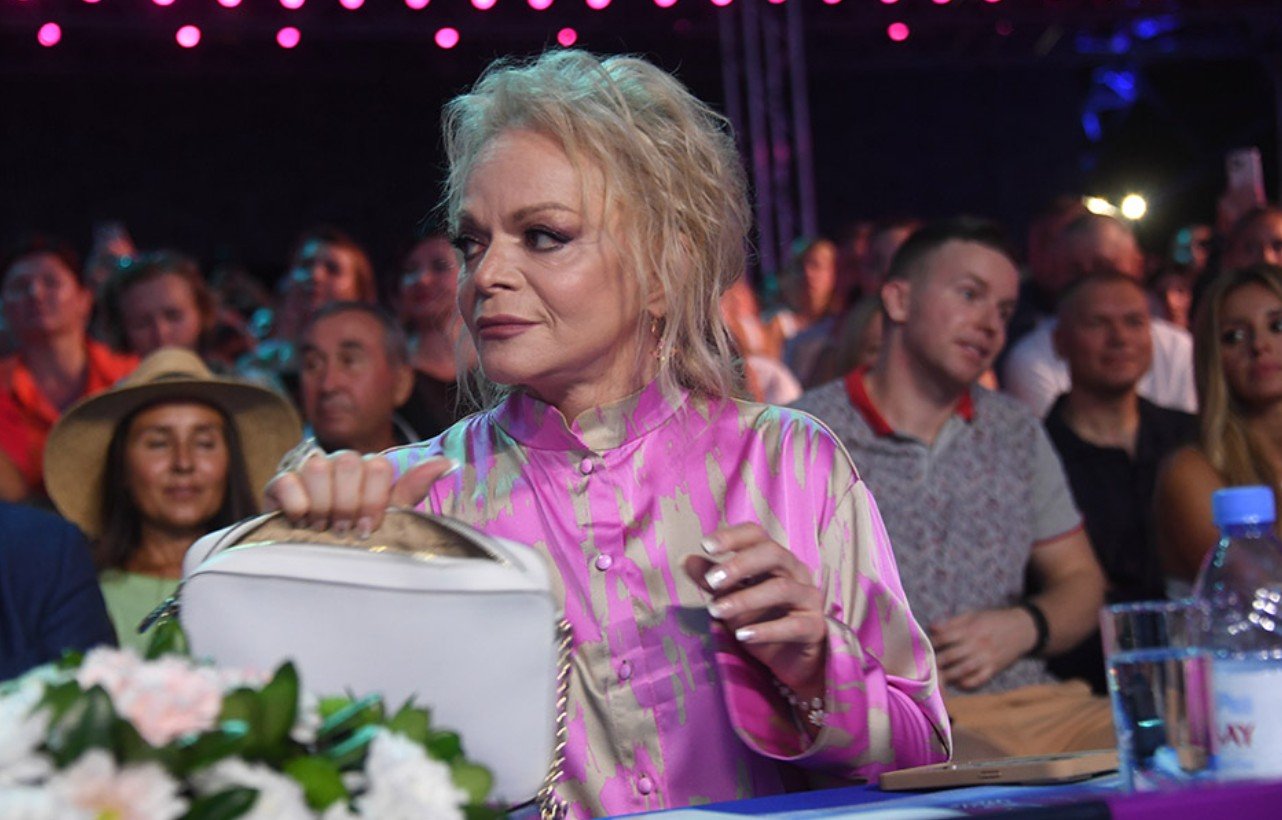 Лариса Долина перенесла свой переезд