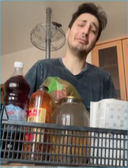 Иосиф Оганесян тоскует по родителям, пока Саша Черно готова реализовать свои планы Иосиф Оганесян тоскует по родителям, пока Саша Черно готова реализовать свои планы