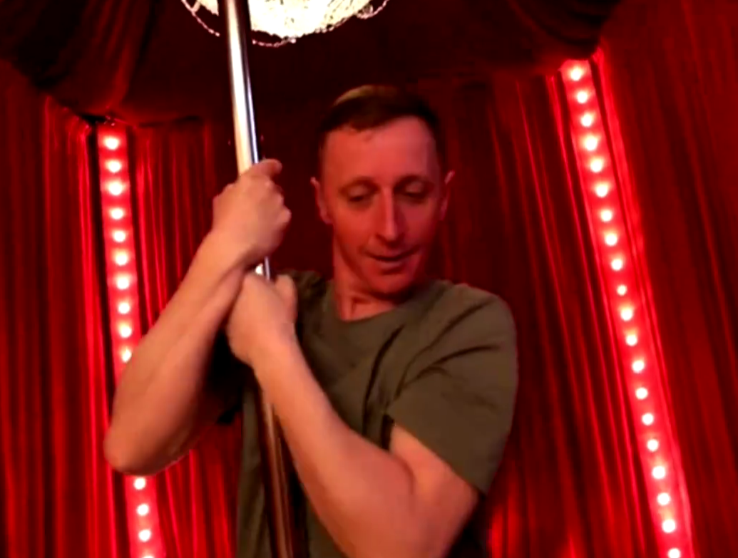 Альберт танцует стриптиз для Карповой