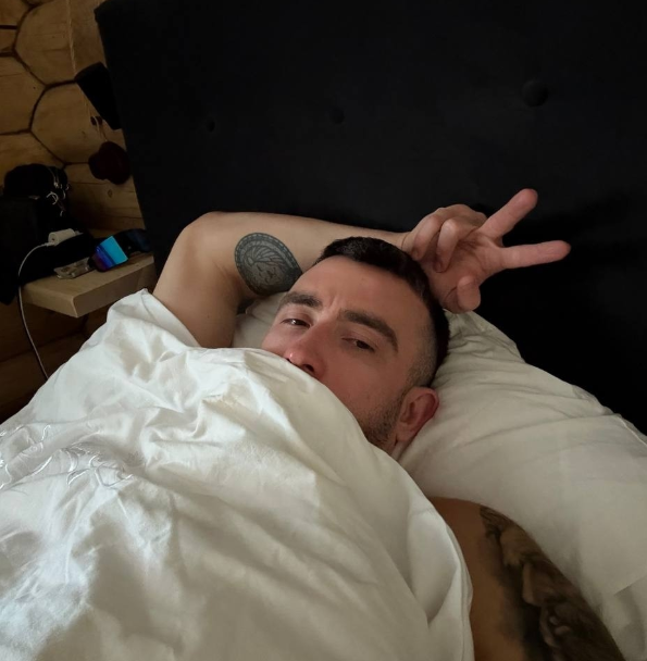 Катя Квашникова ухаживает за Григорьевым, который вернулся из поездки без сил