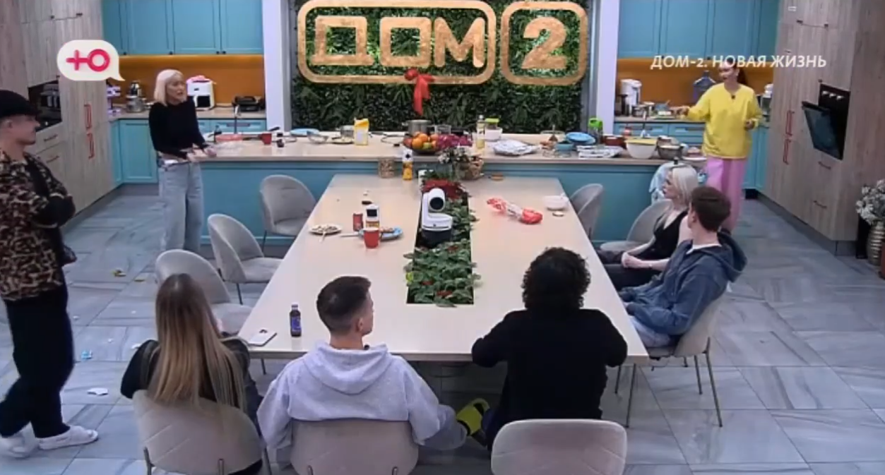 Степан Карпов снова залез в тарелку Элины Рахимовой