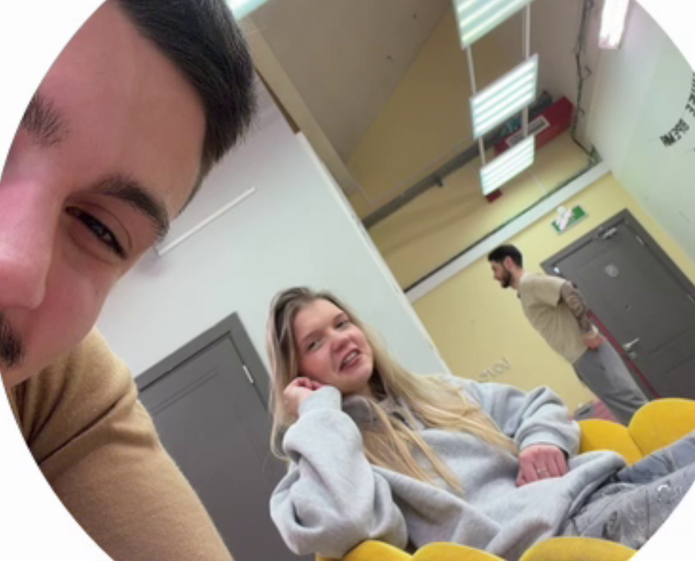 Никиту Гуранду заселили в одну комнату с футболисткой Никиту Гуранду заселили в одну комнату с футболисткой