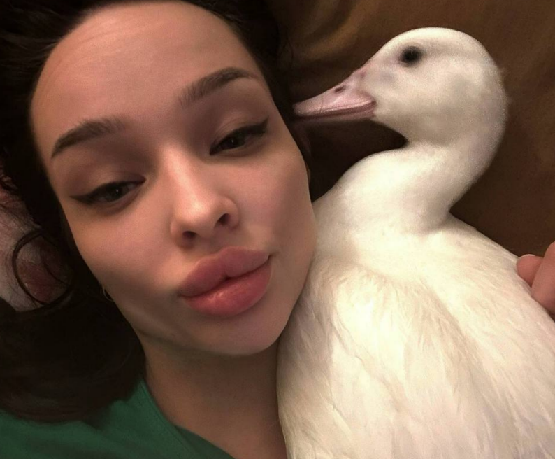 Элина Рахимова собирает голоса против Сони Гриневской Элина Рахимова собирает голоса против Сони Гриневской