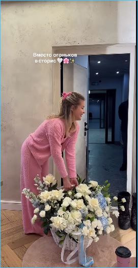 Настала очередь Марины Африкантовой получать цветы без повода