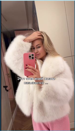 Настала очередь Марины Африкантовой получать цветы без повода