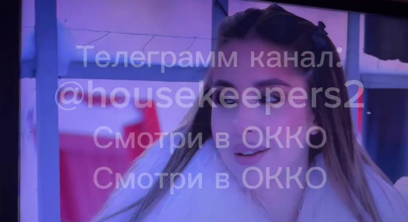 Катя Квашникова присматривает за Никитой Гурандой, чтобы он не подходил к Рахимовой