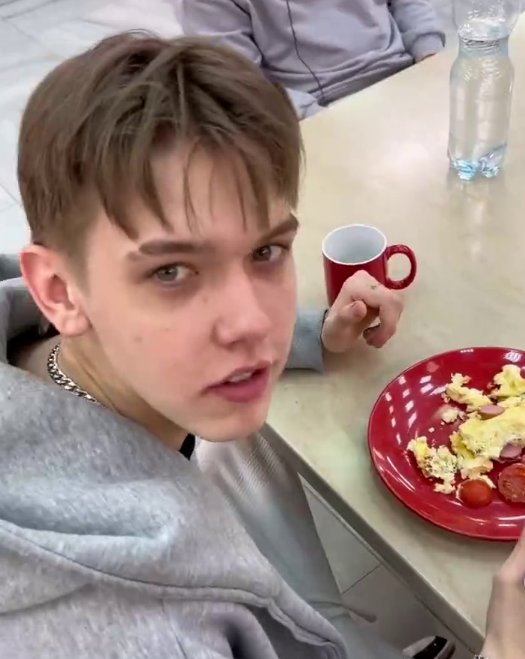 Тигран Салибеков распределяет колбасу между новичками Дома 2