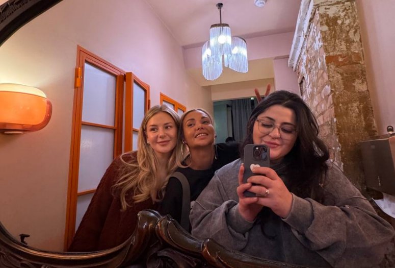 Илья Яббаров общается с Миланой Коломеец, пока Тепловодская развлекается с подругами